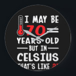 Ich kann 70 Jahre Celsius 21 alt aber in sein Große Wanduhr<br><div class="desc">" Ich kann 70 Jahre Celsius 21 alt aber in sein. 
Lustiges Geschenk "70 Jahre altes" Shirt für Ihren Liebhaber,  Ehemann,  Ehefrau oder Freunde. Kaufen Sie kundenspezifisches T-Shirt,  Hoodie,  Strickjacke,  Tasse ohne den minimalen erforderten Auftrag.
"</div>