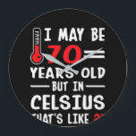 Ich kann 70 Jahre Celsius 21 alt aber in sein Große Wanduhr<br><div class="desc">" Ich kann 70 Jahre Celsius 21 alt aber in sein. 
Lustiges Geschenk "70 Jahre altes" Shirt für Ihren Liebhaber,  Ehemann,  Ehefrau oder Freunde. Kaufen Sie kundenspezifisches T-Shirt,  Hoodie,  Strickjacke,  Tasse ohne den minimalen erforderten Auftrag.
"</div>