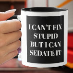 Ich kann den stupiden Text auf der Tasse des Kaffe<br><div class="desc">Ich kann den Stupid nicht reparieren,  aber ich kann sagen,  dass er auf beiden Seiten dieser schwarz-weißen Tasse gedruckt ist,  perfekt für einen Paramediker,  Arzt oder Krankenschwester. Wählen Sie Ihre Tasse,  behandeln Sie die Farbe,  die Farbe im Inneren und ändern Sie die Hintergrundfarbe auf irgendetwas.</div>