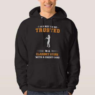Ich kann in einem Klarinettenladen mit einem Hoodie
