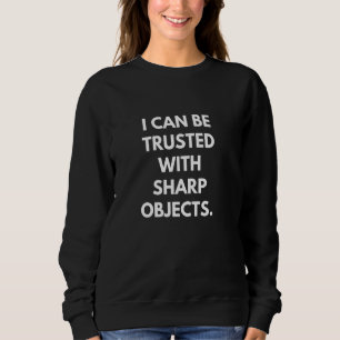 Ich kann mit scharfen Objekten vertraut sein, die Sweatshirt