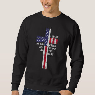 Ich knie am Kreuz und stehe an der Flagge Männer s Sweatshirt