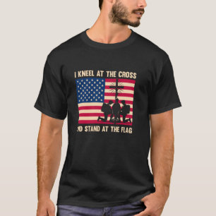 Ich knie am Kreuz und stehe an der Flagge T-Shirt