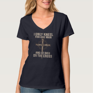 Ich knie nur für einen Mann und er starb am Kreuz T-Shirt