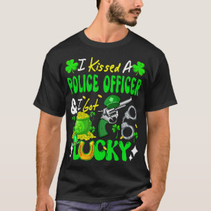 Ich küsste einen Polizeibeamten und hatte Glück am T-Shirt