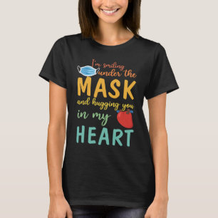 Ich lächle unter meiner Maske und umarme dich in m T-Shirt