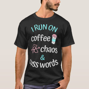 Ich laufe auf Coffee Chaos und Cuss Worte Koffein- T-Shirt