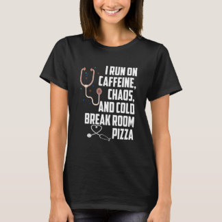 Ich laufe auf Coffein Chaos und Cold Break Room Pi T-Shirt