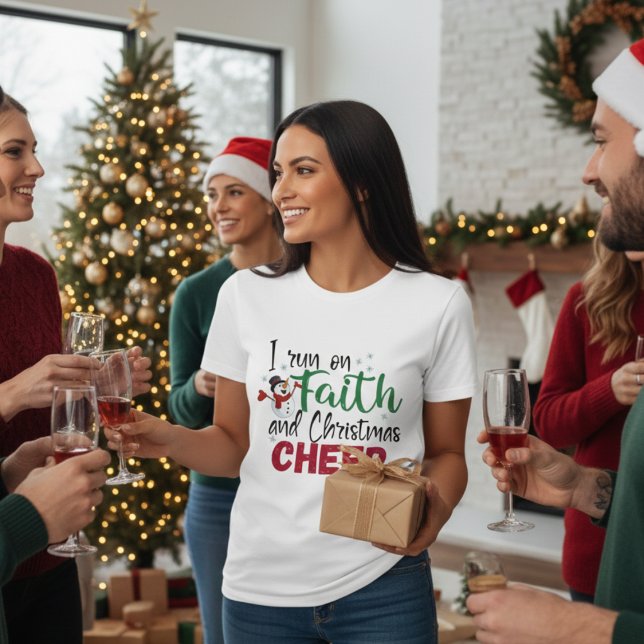 Ich laufe auf dem Glauben und Weihnachten heiße Fe T-Shirt (I Run On Faith and Christmas Cheer Festive T-Shirt)