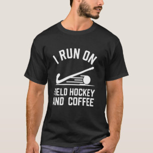 Ich laufe auf Feldhockey und Kaffee Frauen Männer  T-Shirt