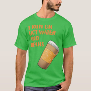 Ich laufe auf heißem Wasser und Bohnen lustigen Ka T-Shirt