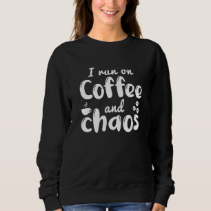 Ich laufe auf Kaffee und Chaos Sweatshirt