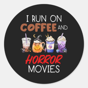 Ich laufe auf Kaffee- und Horror-Filmen Beängstige Runder Aufkleber