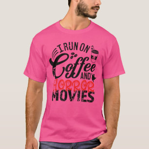Ich laufe auf Kaffee und Horrorfilme Lustiges Hall T-Shirt