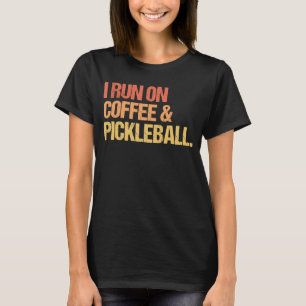 Ich laufe auf Kaffee und Pickleball Pickle Ball T-Shirt