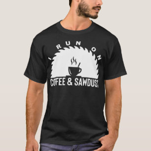 Ich laufe auf Kaffee und säge Staub Raum Thema Rau T-Shirt