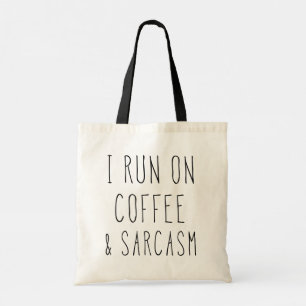 Ich laufe auf Kaffee und Sarcasa // Funny Coffee Q Tragetasche