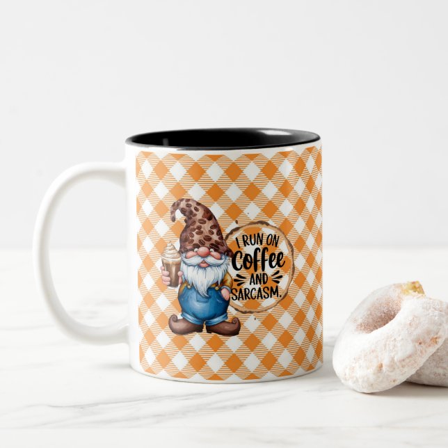 Ich laufe auf Kaffee und Sarcasm Gnome Zweifarbige Tasse (Mit Donut)