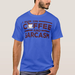 Ich laufe auf Kaffee und Sarcasm Kaffee und Sarcas T-Shirt