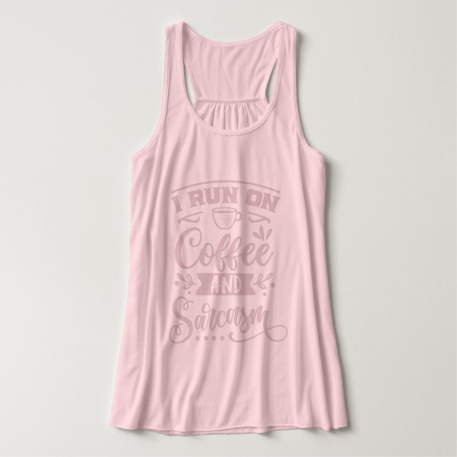Ich laufe auf Kaffee und Sarkasmus l Spaß und Witz Tank Top (Design Vorderseite)