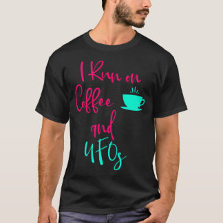 Ich laufe auf Kaffee und Ufos Niedliche Alien Zita T-Shirt