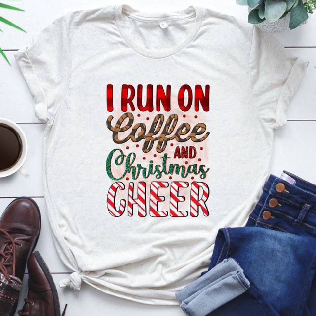 Ich laufe auf Kaffee und Weihnachts-Chef - Funny T-Shirt (Von Creator hochgeladen)