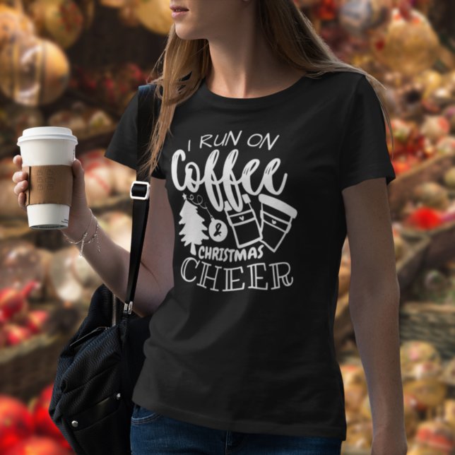 Ich laufe auf Kaffee und Weihnachts-Chef White Scr T-Shirt (Von Creator hochgeladen)