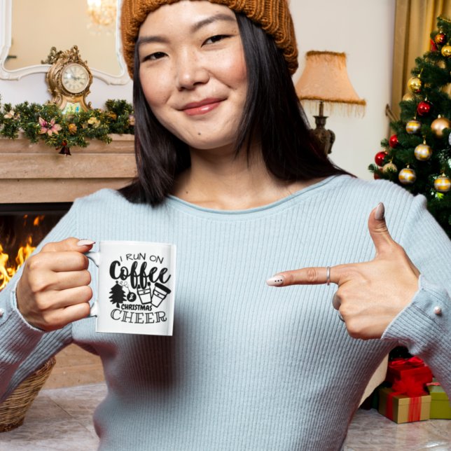 Ich laufe auf Kaffee Weihnachten Chef Black Script Kaffeetasse (Von Creator hochgeladen)