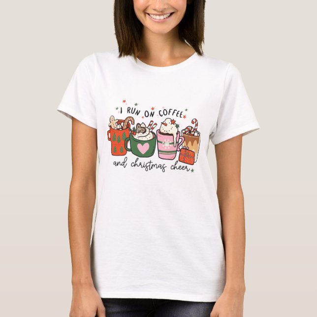 Ich laufe auf Kaffee Weihnachten Chef Funny Weihna T-Shirt (Vorderseite)