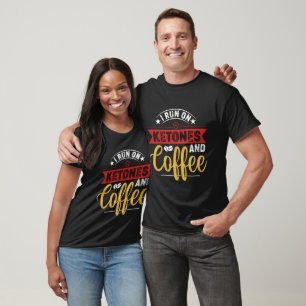 Ich laufe auf Ketonen und Kaffee T-Shirt