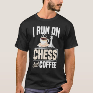 Ich laufe auf Schach- und Kaffeekontakt-Öffnung T-Shirt