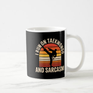 Ich laufe auf Taekwondo und Sarkasmus Lustiges Tae Kaffeetasse
