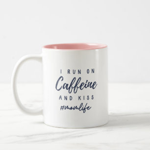 Ich laufe Coffein und küss #momlife Zweifarbige Tasse