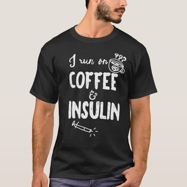 Ich laufe mit dem Programm für Kaffee und Insulin  T-Shirt (Vorderseite)