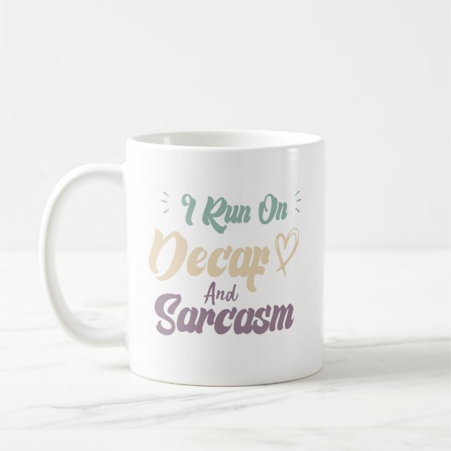 Ich laufe mit Entkoffeiniertem Kaffee und Sarkasmu Kaffeetasse (Links)