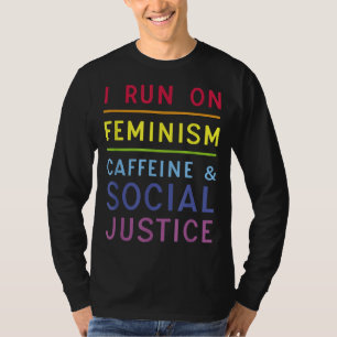 Ich laufe mit Feminismus Koffein und sozialer Gere T-Shirt
