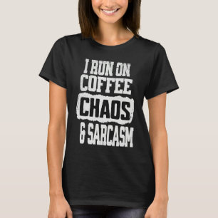 Ich laufe mit Kaffee Chaos & Sarkasmus neuartig h T-Shirt