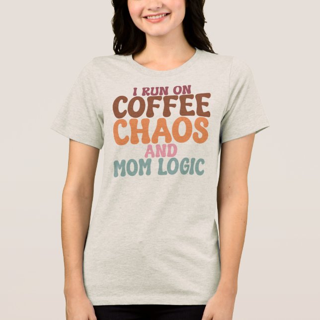 Ich laufe mit Kaffee Chaos und Mutterlogik am Mutt Tri-Blend Shirt (Vorderseite)