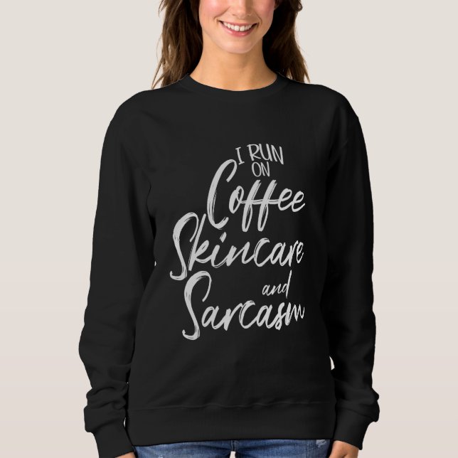 Ich laufe mit Kaffee-Pflege und Sarcasm-Östhetiker Sweatshirt (Vorderseite)