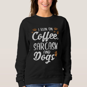 Ich laufe mit Kaffee-Sarcasm und Hunden-Puppengäst Sweatshirt