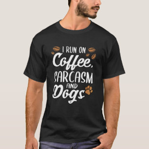 Ich laufe mit Kaffee-Sarcasm und Hunden-Puppengäst T-Shirt