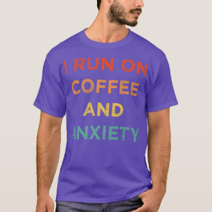 Ich laufe mit Kaffee und Angst geistiges Koffein T-Shirt