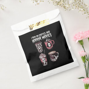 Ich laufe mit Kaffee und Horrorfilmen Gruseliger H Geschenktütchen