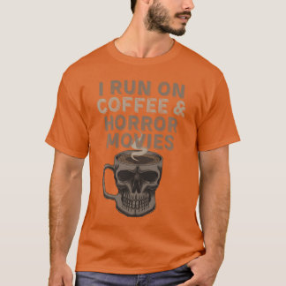 Ich laufe mit Kaffee und Horrorfilmen Halloween Ko T-Shirt