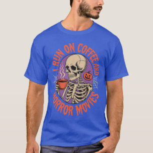Ich laufe mit Kaffee und Horrorfilmen lustiger Fre T-Shirt