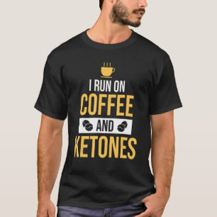 Ich laufe mit Kaffee und Ketonen-Kaffee T-Shirt
