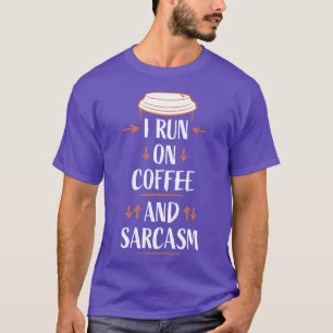 Ich laufe mit Kaffee und Sarkasmus Lustiger sarkas T-Shirt