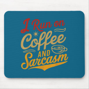 Ich laufe mit Kaffee und Sarkasmus - Lustiger Zita Mousepad