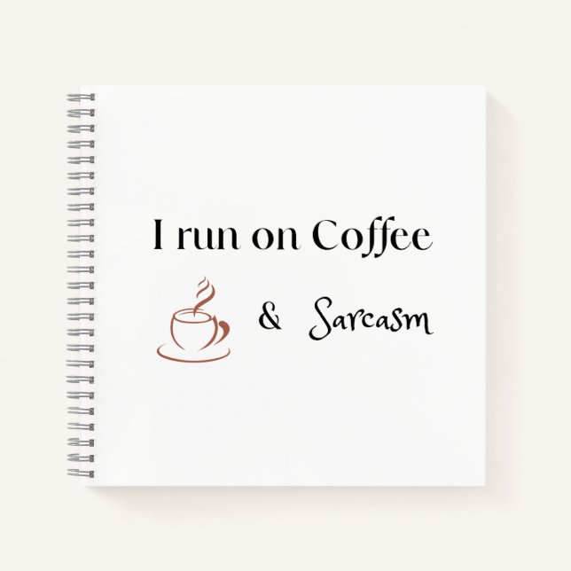 Ich laufe mit Kaffee und Sarkasmus, Lustiges Kaffe Notizbuch (Vorderseite)