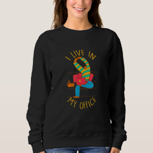 Ich lebe in meinem Büro von Zuhause Employee with Sweatshirt
